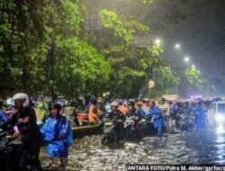 Ribuan Warga mengungsi akibat banjir melanda sebagian Jakarta