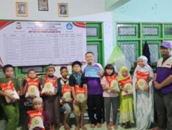20 Siswa Yatim SDN Layang Makassar Terima Paket Lebaran