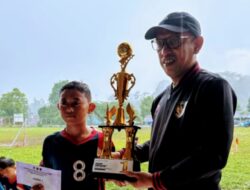 Ketua Askab PSSI Bantaeng Hadir  Penyerahan Trofi Turnamen Sepak Bola SD yang Meriah