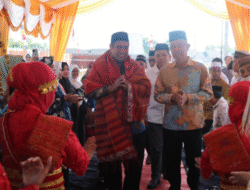 Dikalungi Ulos Tapanuli, Bupati Maros Bangga Ada Masjid Batak di Wilayahnya