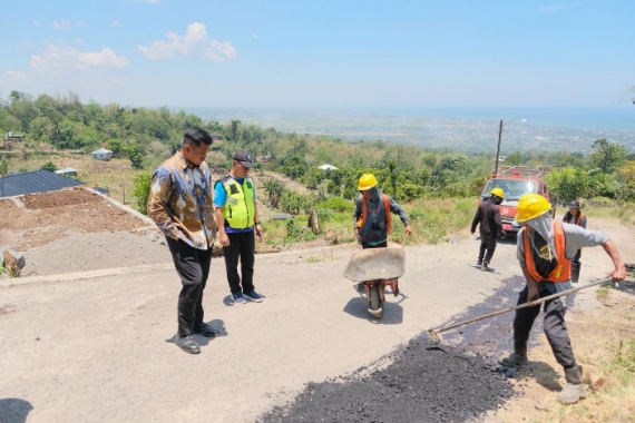 Bupati Bantaeng Tinjau Perbaikan Jalan Rusak di Sinoa
