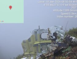 Pencarian Pesawat Hilang Kontak, Serpihan Ditemukan di Lereng Gunung