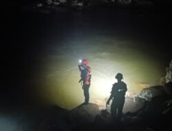 Air Bah Menyergap, Dua Orang Hilang di Sungai Kalimborang Maros