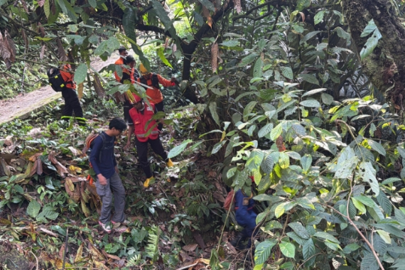 Foto: Tim gabungan Basarnas BPBD Damkar sisir hutan cari Indo Rampa tersesat Kelurahan Battang Barat. (Dok. Istimewa).