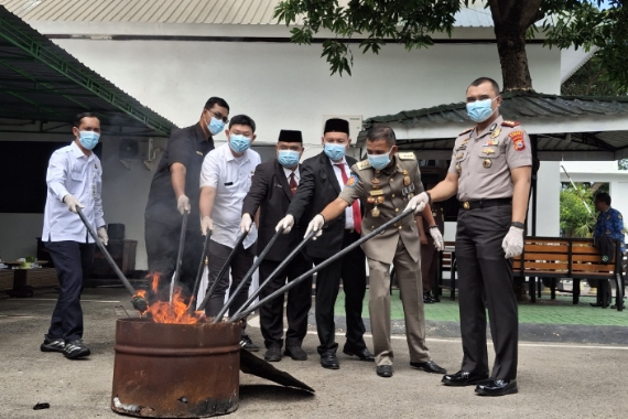 Sinergi Aparat Bantaeng Kawal Pemusnahan Barang Bukti Inkracht